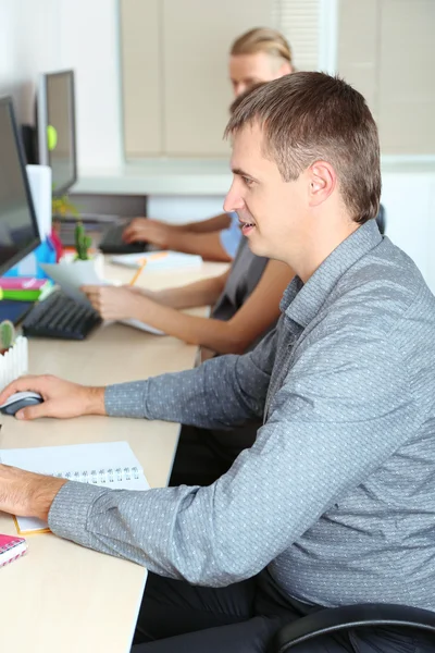 Mensen uit het bedrijfsleven op het werk plaats — Stockfoto