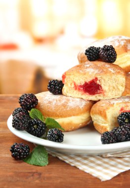 ahşap masa üzerinde meyveleri ile lezzetli börekler