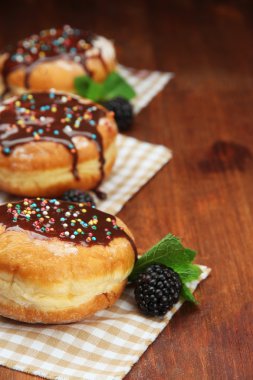 çikolata ve çilek ahşap tablo ile lezzetli börekler