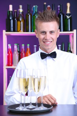 tepsi şampanya bardağı ile tutarak barmen