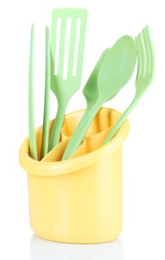 Plastik mutfak eşyaları üzerinde beyaz izole Kupası