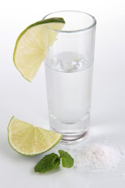 tekila üzerinde beyaz izole cam