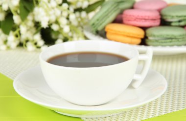 kahve ve tablo yakın çekim üzerinde macaroons