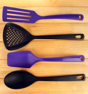 ahşap zemin üzerinde plastik mutfak eşyaları