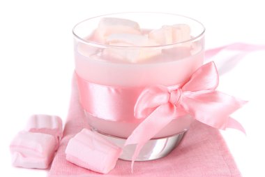 Marshmallow, üzerinde beyaz izole lezzetli yoğurt