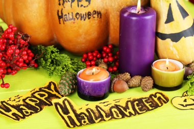 Cadılar bayramında ahşap masa yakın çekim kompozisyonu