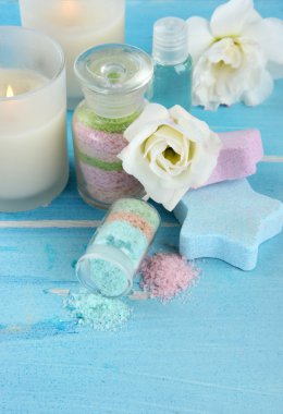 mavi zemin üzerine cam şişelerde aromalı tuzları ile kompozisyon