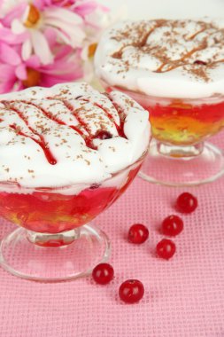 Tablo yakın çekim üzerinde kase lezzetli reçel