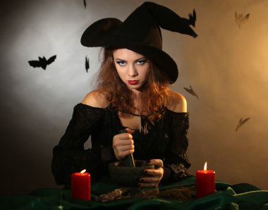 koyu arka plan üzerinde Halloween cadı