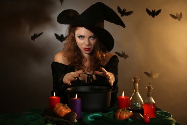 koyu arka plan üzerinde Halloween cadı