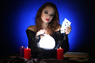 Halloween cadı koyu mavi zemin üzerine