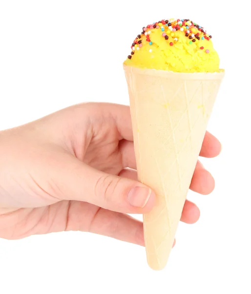 Cucharada de helado de limón en el cono de gofre decorado con chispas — Foto de Stock