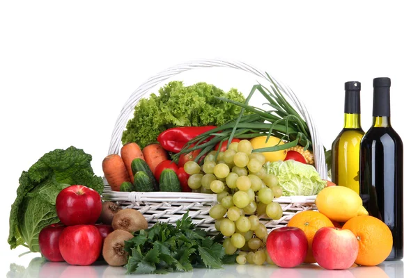 Skład z warzywami i owocami w wiklinowym koszu izolowanym na białym — Zdjęcie stockowe