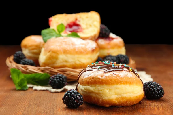 초콜렛과 나무 테이블에 딸기와 맛 있는 도넛 — 스톡 사진