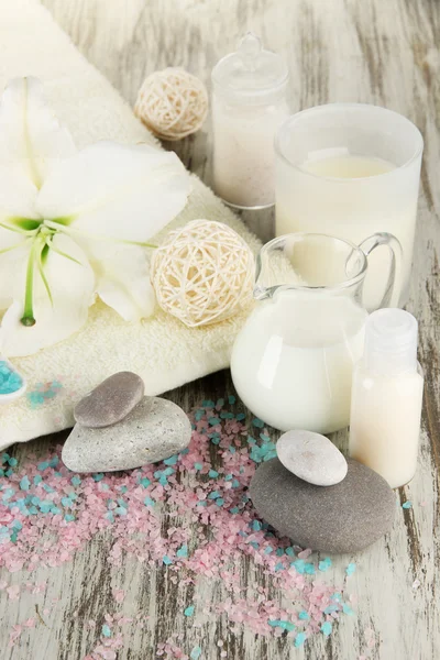 Beautiful spa setting with lily — Stock Photo, Image