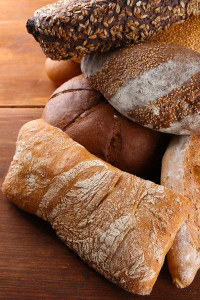 Molto pane su tavola di legno — Foto Stock