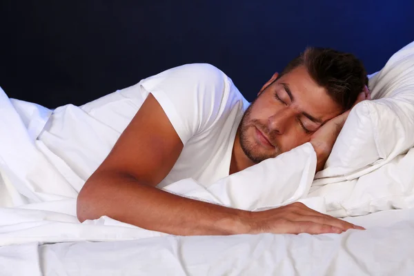 Guapo joven hombre en la cama — Foto de Stock