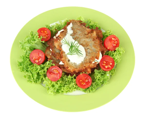 Kartoffelpuffer auf Teller, isoliert auf weißem — Stockfoto