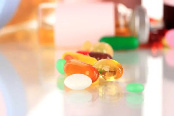 Ilaç ve ilaç şişeleri üzerinde beyaz izole — Stok fotoğraf