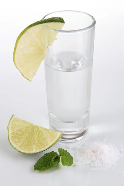 Tequila in vetro isolato su bianco — Foto Stock