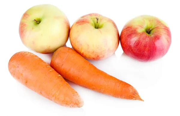 Sladká jablka a mrkev izolovaných na bílém — Stockfoto