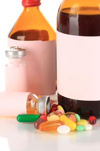 Pillole e flaconi di medicinali isolati su bianco — Foto Stock