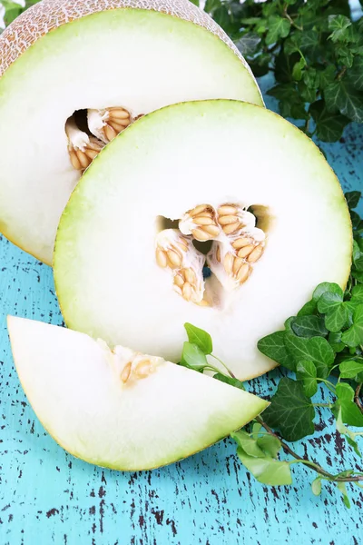 Rijpe meloenen op houten tafel close-up — Stockfoto