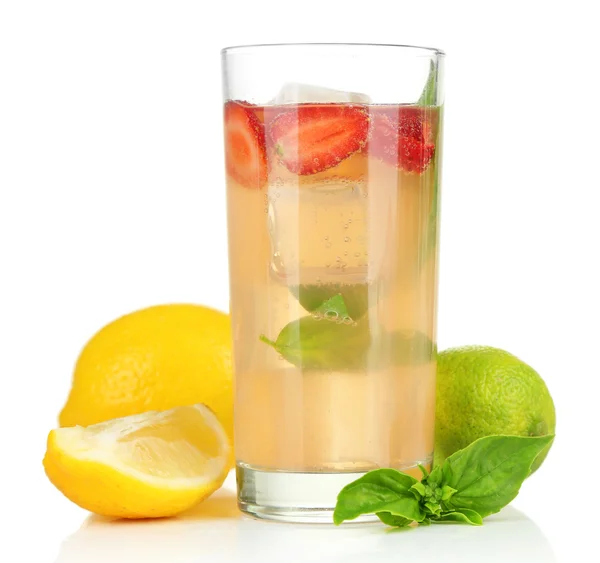 Çilek cam üzerine beyaz izole, fesleğen limonata — Stok fotoğraf