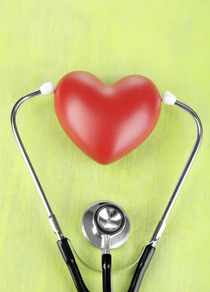 Stethoscope et coeur sur table en bois close-up — Photo
