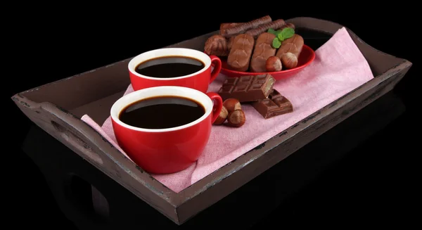 Rote Tassen mit starkem Kaffee und Schokoriegeln aus nächster Nähe — Stockfoto