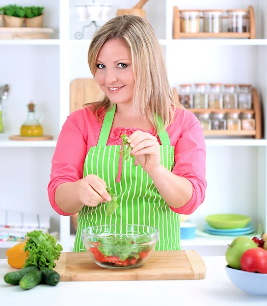 Selamat tersenyum wanita di dapur menyiapkan salad sayuran — Stok Foto