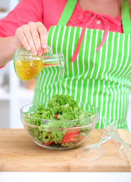 Mutlu gülümseyen kadın mutfakta sebze salatası hazırlama — Stok fotoğraf