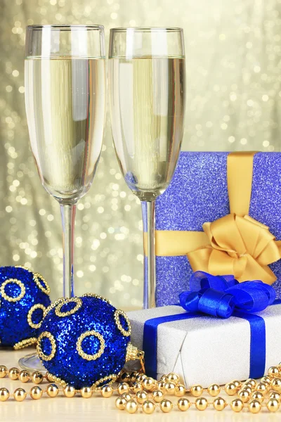 香槟及礼品盒闪亮背景上的眼镜 — 图库照片