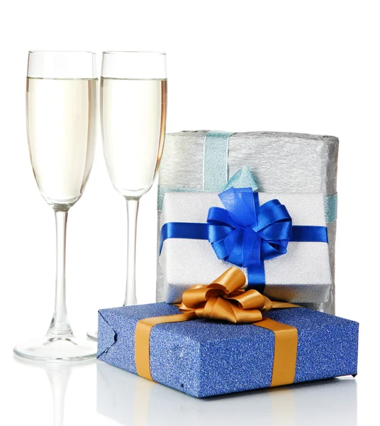 Copas de champán con cajas de regalo aisladas en blanco —  Fotos de Stock
