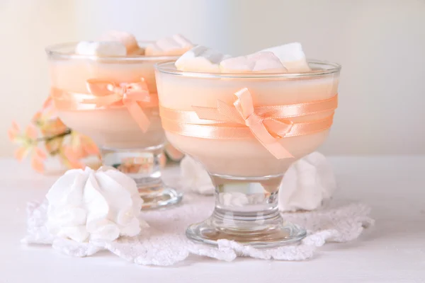 Leckerer Joghurt mit Marshmallows, aus nächster Nähe — Stockfoto