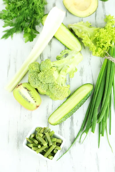Verse groene groenten, op houten achtergrond — Stockfoto