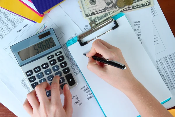 Les mains de la femme comptent sur la calculatrice — Photo