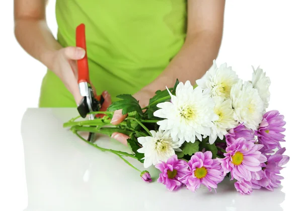 Fleuriste cisaille des fleurs coupées isolées sur blanc — Photo