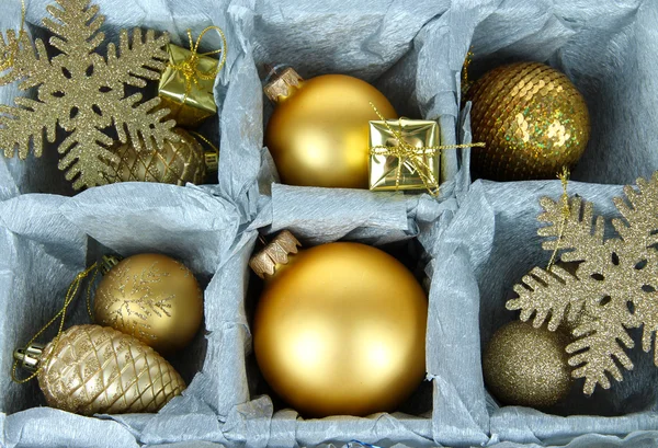 Juguetes de Navidad en caja de madera de cerca —  Fotos de Stock