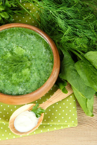 Tasty spinach soup, on wooden table — Stock Photo, Image