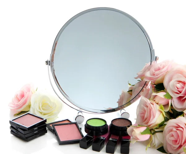 集团用的化妆品化妆和镜子，白色上孤立 — 图库照片
