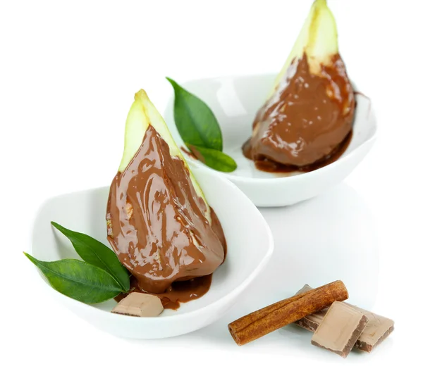 Pêra em chocolate em tigelas isoladas em branco — Fotografia de Stock