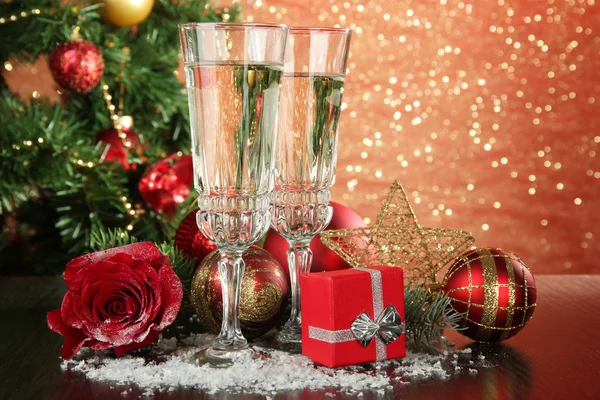 Složení s vánoční ozdoby a dvě skleničky na šampaňské, na světlé pozadí — Stock fotografie