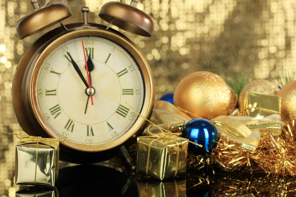Composição de relógio e decorações de Natal em fundo brilhante — Fotografia de Stock
