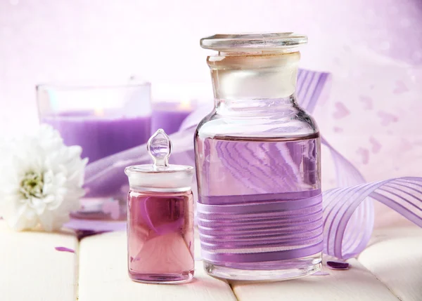 Botellas de vidrio con esencia de color, sobre fondo claro —  Fotos de Stock