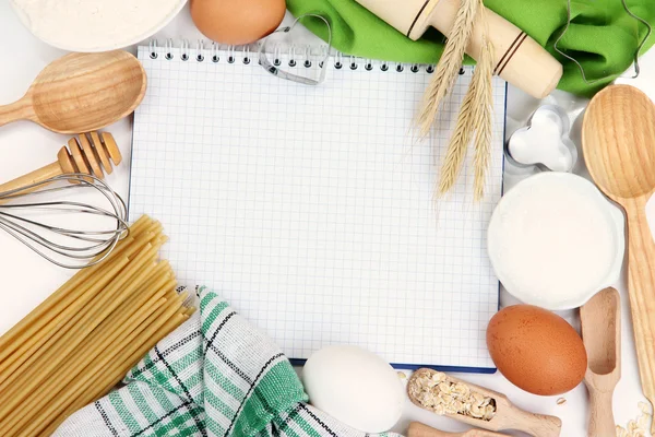 Vaření koncepce. základní pečící ingredience a kuchyňské nástroje zblízka — Stock fotografie