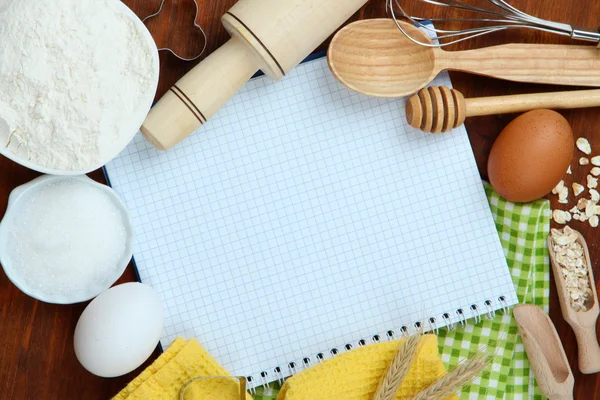 Vaření koncepce. základní pečící ingredience a kuchyňské nástroje zblízka — Stock fotografie