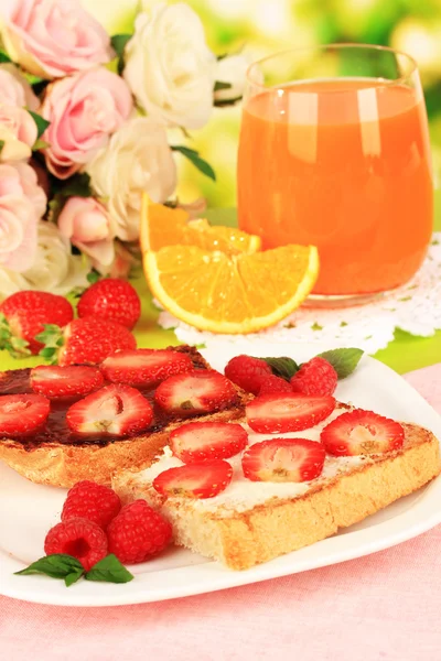 Výborný toast s jahodou na stole na světlé pozadí — Stock fotografie