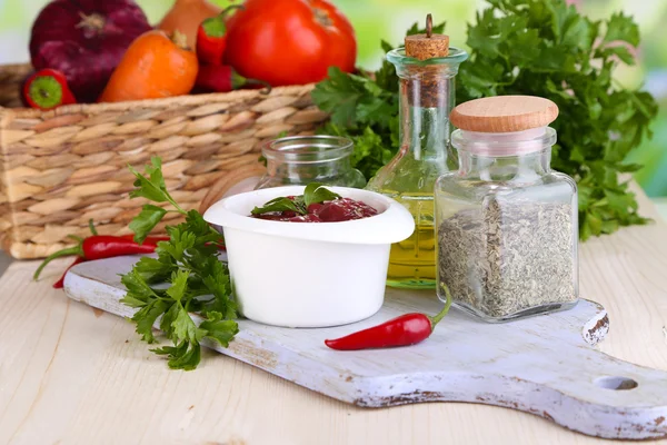 Rohe Leber in Schüssel mit Gewürzen und Gewürzen auf Holztisch auf natürlichem Hintergrund — Stockfoto