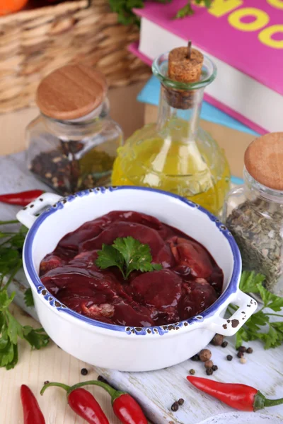 Ruwe lever in pan met kruiden en specerijen op houten tafel close-up — Stockfoto